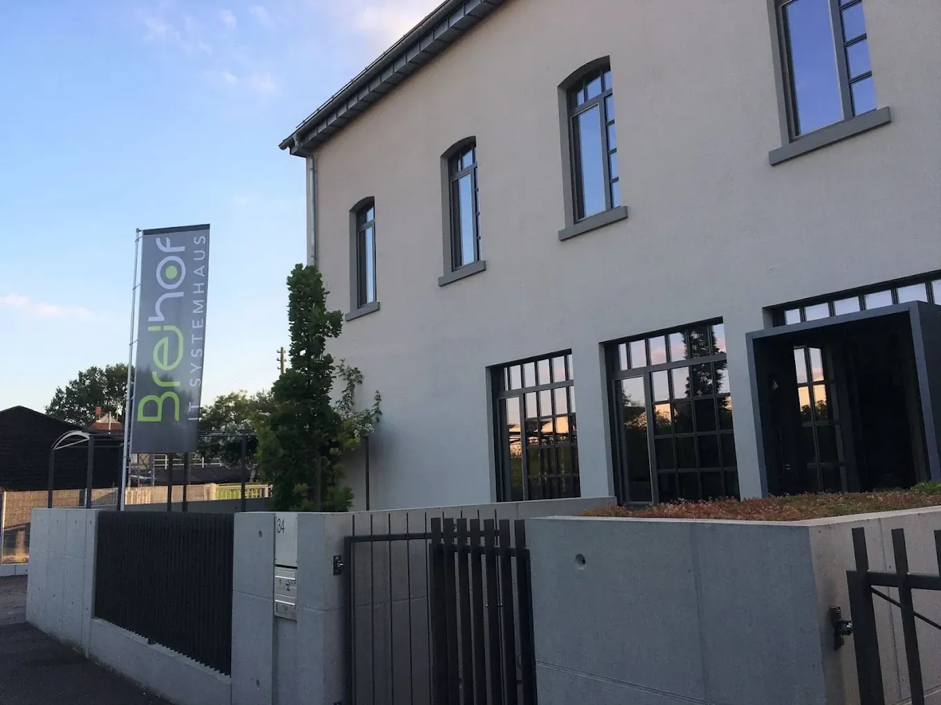 Das Firmengebäude von BREiHOF iT in der Hardtstraße 34 in Heidelberg im Abendlicht