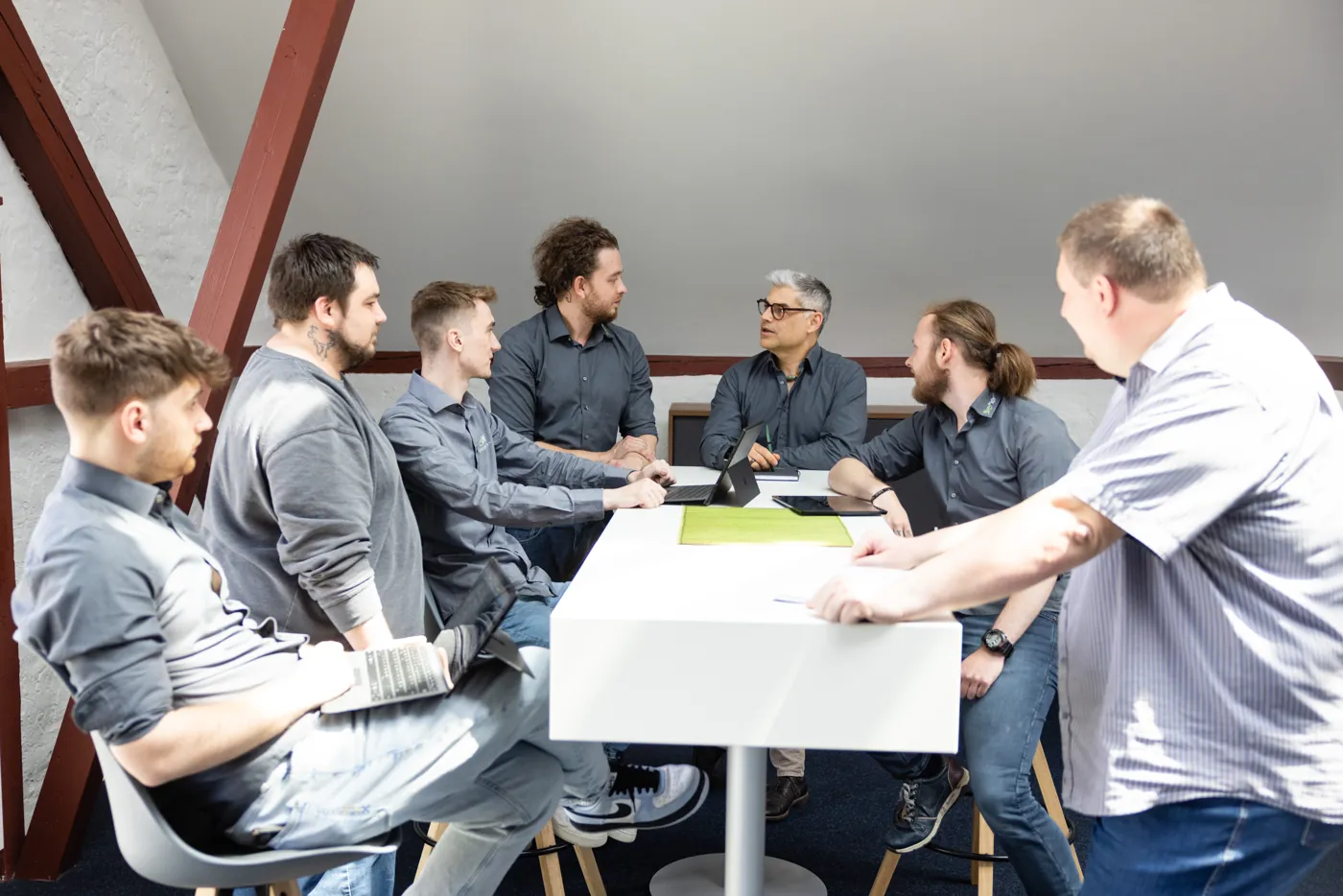 Das Team von BREiHOF iT bespricht sich am großen Tisch im Büro in der Hardtstraße