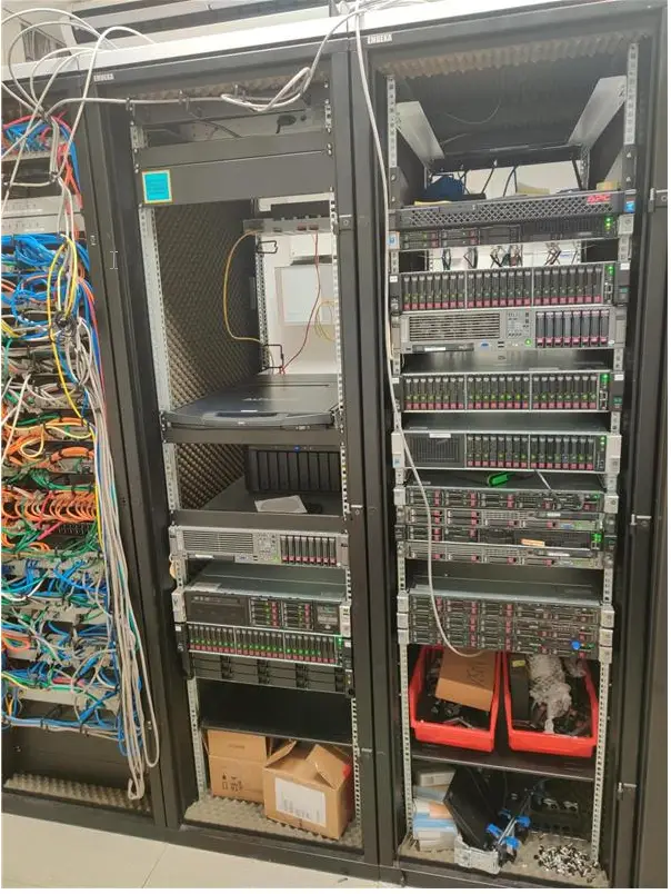 Unübersichtliche Netzwerkkabel vor professionellem Kabelmanagement – typisches KMU-Problem
